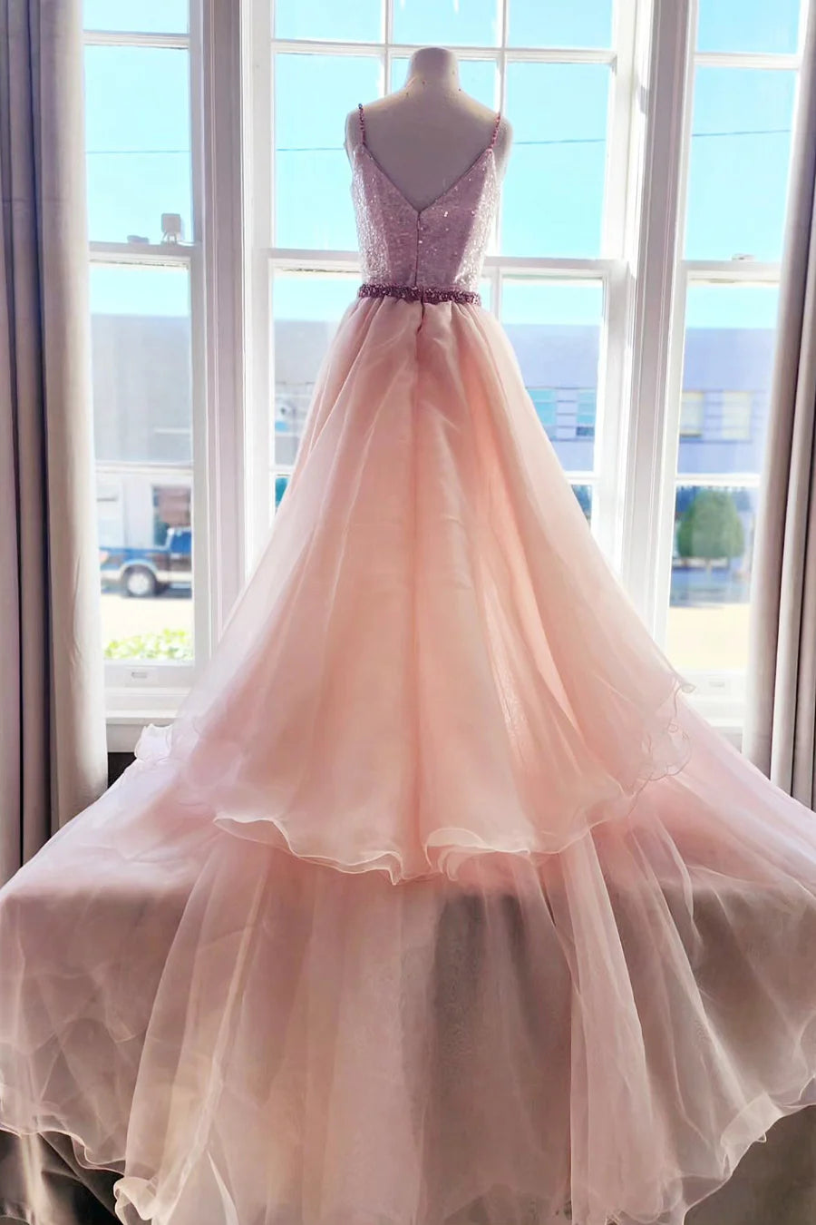 Vestido de fiesta con lentejuelas, escote en V, espalda descubierta y cola